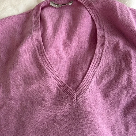 Everlane Women's V-Neck Sweater in Lavender - Picture 2 of 4